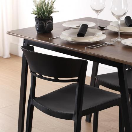 SILLA CON RESPALDO NEGRA